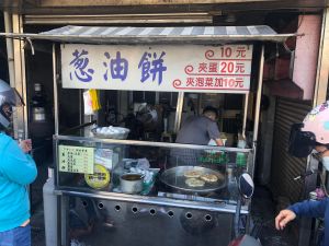 ▲有男網友走在路上突然瞥見路邊攤「蔥油餅只賣10塊」,地點也曝光了。(圖/翻攝《爆廢公社公開版》) ▲在地人表示,這間銅板價格蔥油餅平時就很受歡迎。(圖/翻攝《爆廢公社公開版》)