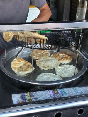 ▲在地人表示,這間銅板價格蔥油餅平時就很受歡迎。(圖/翻攝《爆廢公社公開版》) ▲排隊人潮不斷,讓老闆的手停不下來。(圖/翻攝《爆廢公社公開版》)