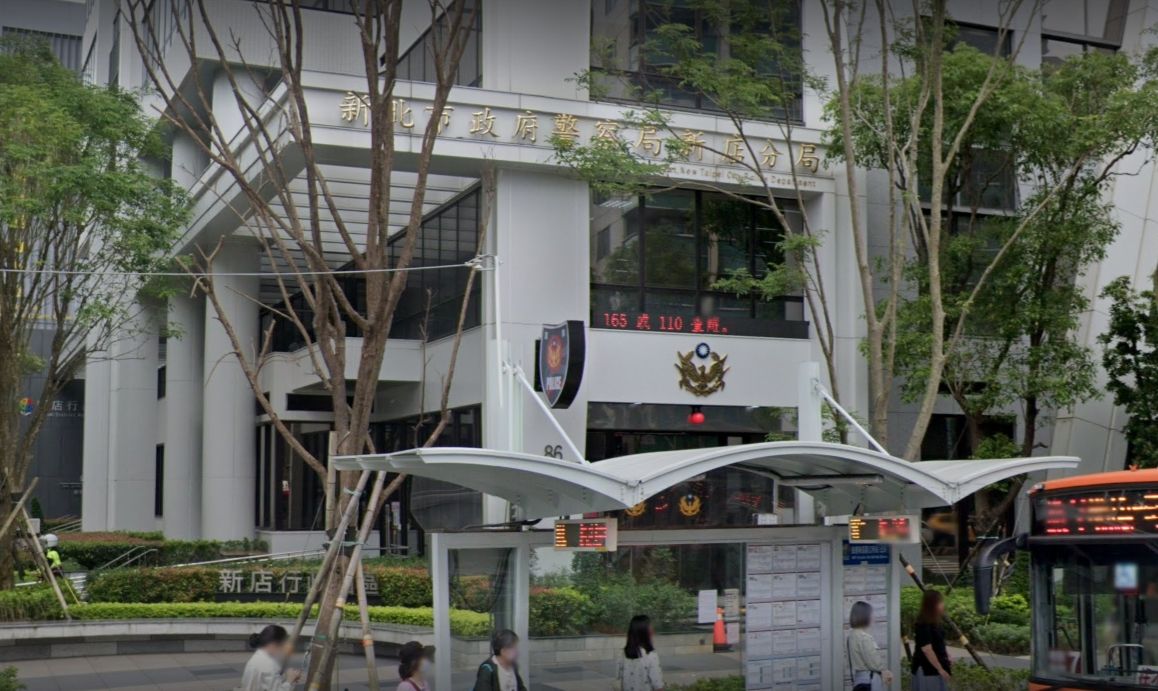 ▲新北市警方在今（21）日下午1點多，前往永和區中山路一段圍捕涉及毒品案件的對象，對方拒絕攔查竟衝撞警方，造成2輛警車受損，所幸無人傷亡。（圖／翻攝googlemap）