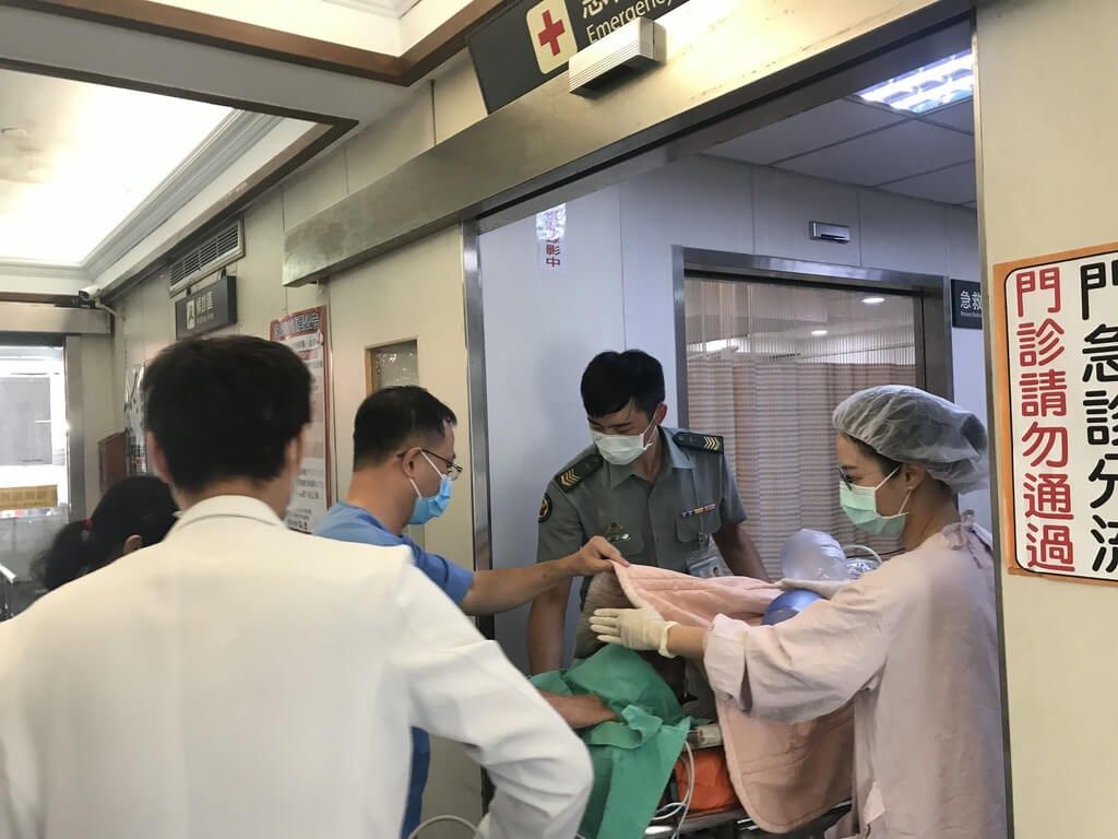 ▲第八軍團陸軍裝甲564旅進駐屏東三軍聯訓基地演訓，今天上午進行CM11戰車鑑定，2名士官兵遭到砲管撞擊，其中重傷的24歲全姓士兵，家屬晚間決定裝著葉克膜先接回南投老家。（圖／中央社）