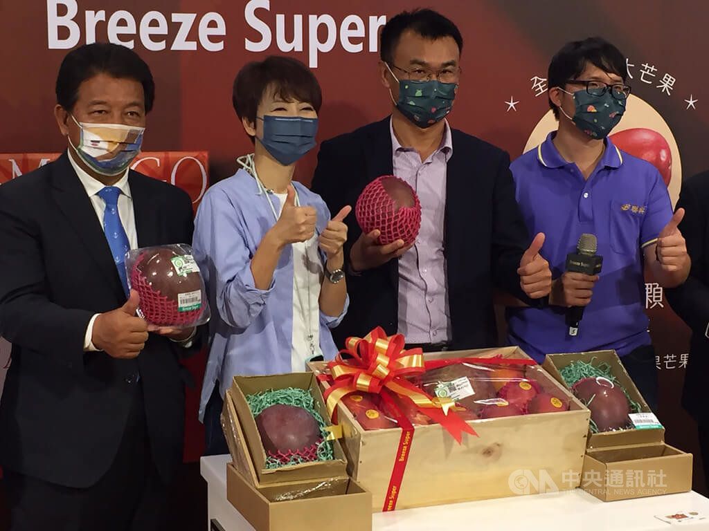 ▲來自台南玉井的新品種芒果「大蘋果芒果」21日在台北信義區的超市舉辦拍賣活動，每顆重達1.5公斤，是一般芒果3倍大，外型紅又圓潤，農委會主委陳吉仲（右2）也為力挺國產農產現身會場。（圖／中央社記者楊淑閔攝 111年7月21日）