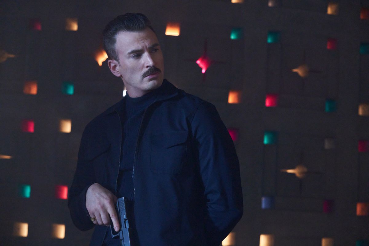 ▲克里斯伊凡飾演反派角色，而外型上多了「一字鬍」也掀起熱議。（圖／Netflix提供）