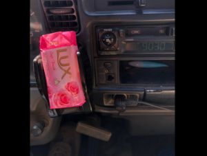 ▲一位車主使用香皂來保持車內香氣，讓不少網友紛紛直呼很實用。（圖／翻攝《爆廢公社公開版》）