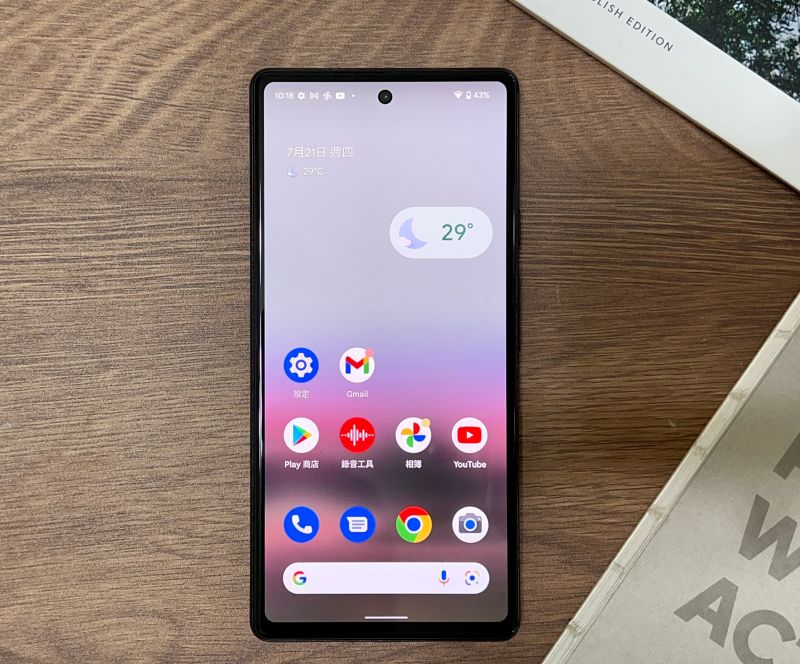 ▲Google Pixel 6a延續6的設計,但螢幕尺寸較小。(圖/記者周淑萍攝)