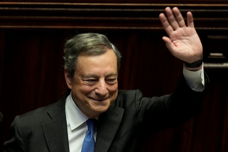 ▲義大利聯合政府垮台，總理德拉吉（Mario Draghi）21日辭職，讓金融市場為之震動，全國大選提前於9月25日登場。（圖／美聯社／達志影像）