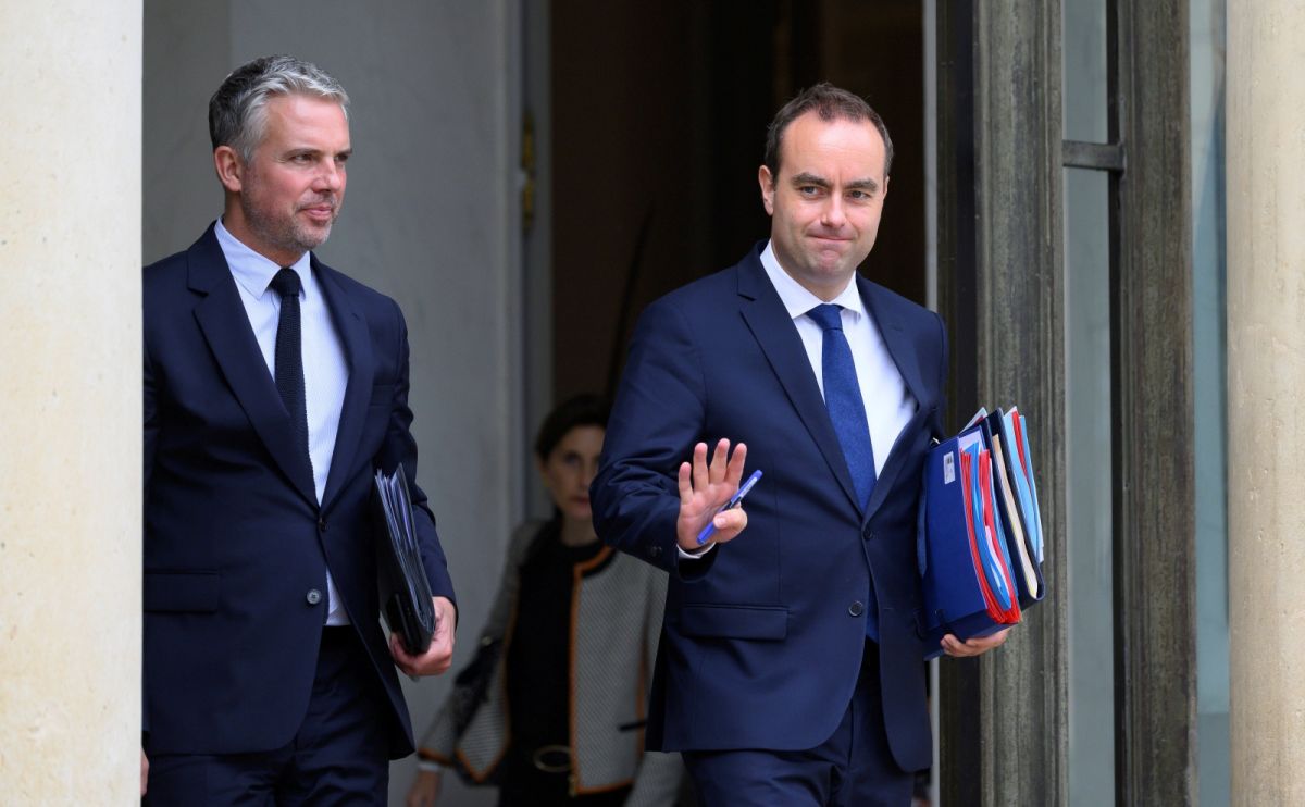 ▲法國國防部長勒克努（右）（Sebastien Lecornu）今天表示，計劃於未來一年提供給烏克蘭的78門新凱薩（Caesar）自走砲，法國將支付其中12門的費用。資料照。（圖／美聯社／達志影像）