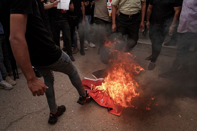 ▲數百人21日在伊拉克首都巴格達（Baghdad）抗議北部遭遇的9死攻擊。此事伊拉克歸咎於土耳其部隊，但土耳其政府否認攻擊。圖為抗議民眾焚燒土耳其國旗。（圖／美聯社／達志影像）