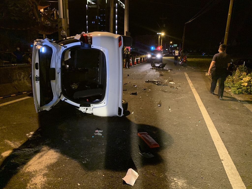 ▲宜蘭市黎明路今天晚上發生一起對撞事故，造成5人受傷送醫，其中有1人意識不清、1人意識模糊。（圖／翻攝畫面）