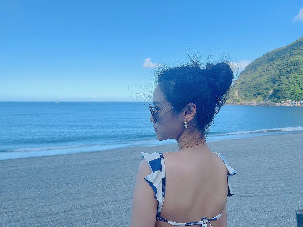 ▲吳姍儒轉正面！心機泳裝出賣身材。（圖／吳姍儒臉書）