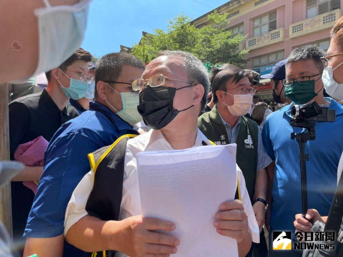 ▲虧損投資人陳國榮連3日緊追陳時中行程陳情。（圖／記者黃宣尹攝，2022.07.22）
