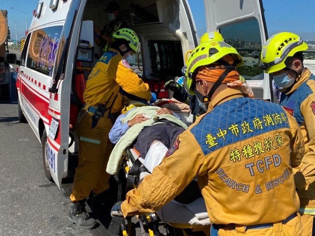 ▲警消到場後，立刻將傷者送往醫院，目前仍在林新醫院治療。（圖／翻攝畫面）