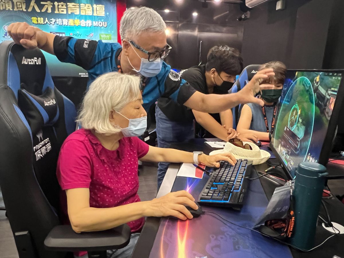 ▲弘光成立「尚青電競隊」，學生訓練阿公阿嬤打電競(圖／弘光科大提供2022.7.22)