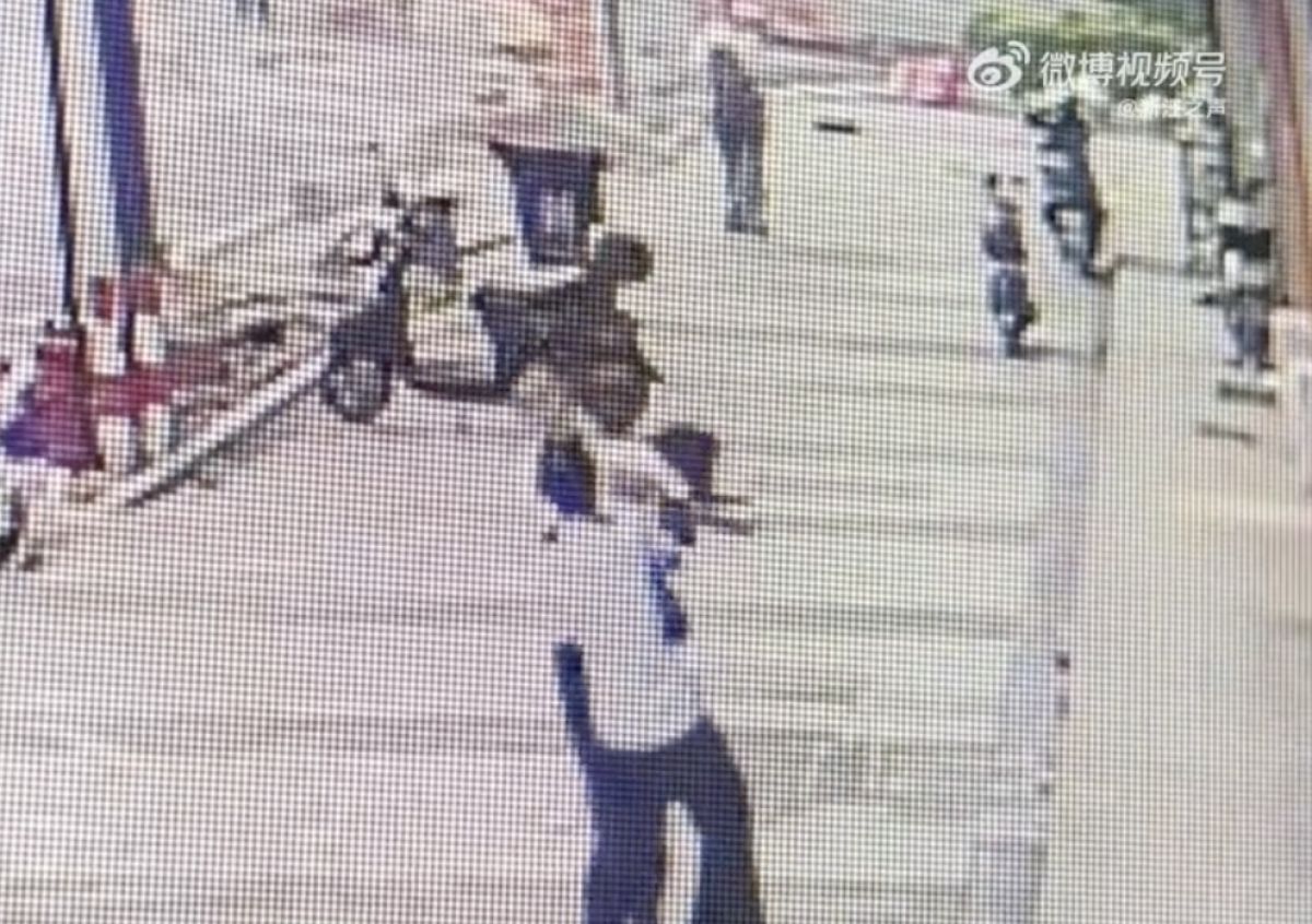 ▲一名女童不慎從6樓墜落，被恰巧路過的男子穩穩接住。（圖／翻攝自微博）