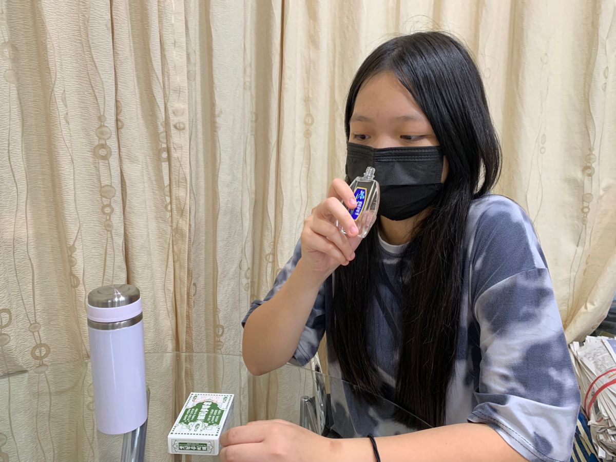 ▲時序進人三伏天，連日天氣熱到爆，有人整天頭暈胸悶疑是中暑，要多多補充水分電解質，或塗抹白花油等清涼止暈。（圖／讀者提供）