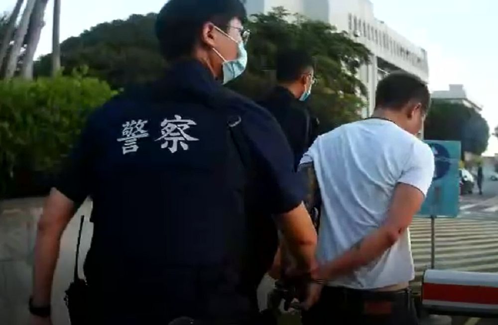 ▲因詐欺案判刑７年的任姓男子，經警方發動攔截圍捕，最後仍押解歸案。（圖／記者鄧力軍翻攝）