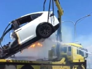 ▲拖吊車將特斯拉吊起後,發現底部仍有餘火未滅。(圖/翻攝畫面) ▲拖吊車將特斯拉吊起後,發現底部仍有餘火未滅。(圖/翻攝畫面)