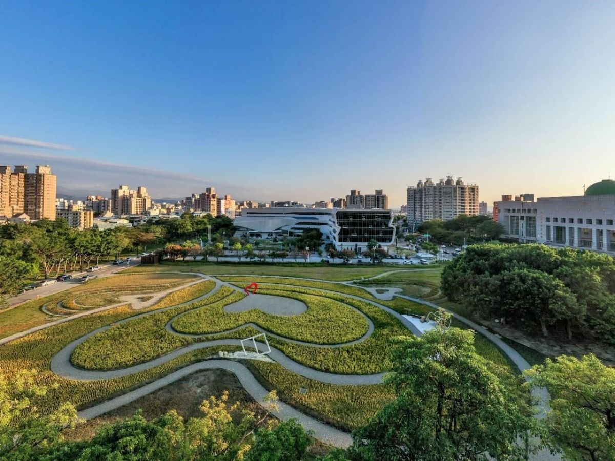 ▲國圖館藝文特區為台中菁英匯集、書香氣息濃厚的文教區，居住在國圖館旁，能以最近的距離感受書香與公共建築藝術之美。（圖／品牌提供）
