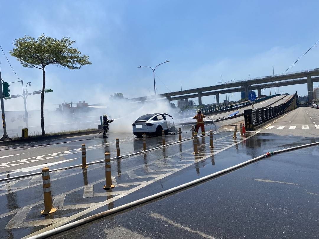 ▲林志穎自撞車禍，不只要價400萬元的特斯拉Model X被燒毀，現場交通桿也被撞到變形。（圖／翻攝畫面）