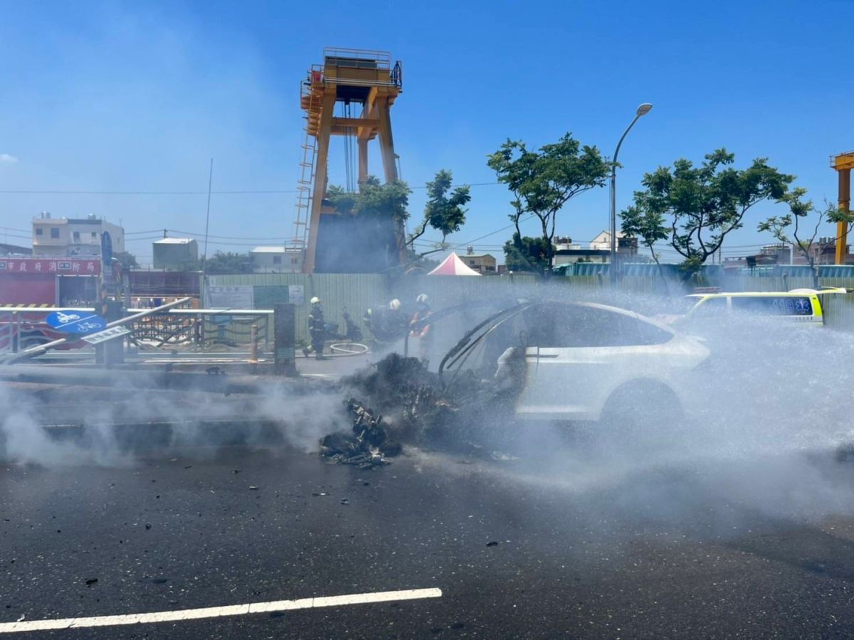 ▲林志穎今日上午駕駛特斯拉自撞分隔島，導致火燒車，案發時剛好有救護車經過，桃園市消防局下午澄清，該輛救護車因有載運病患送醫，無法停下協助，隨後改由蘆竹分隊另2輛救護車到場協助送醫。（圖／翻攝畫面）