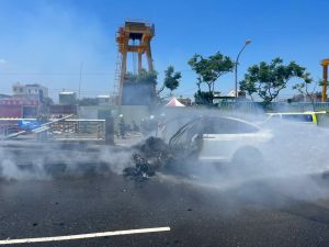 林志穎自撞車禍,特斯拉(圖/翻攝畫面) ▲林志穎今日上午駕駛特斯拉自撞分隔島,汽車達人蔡至兼研判,應該不是自動駕駛出了問題,很可能是電子式車輛操控系統故障,導致操控意外。(圖/翻攝畫面)
