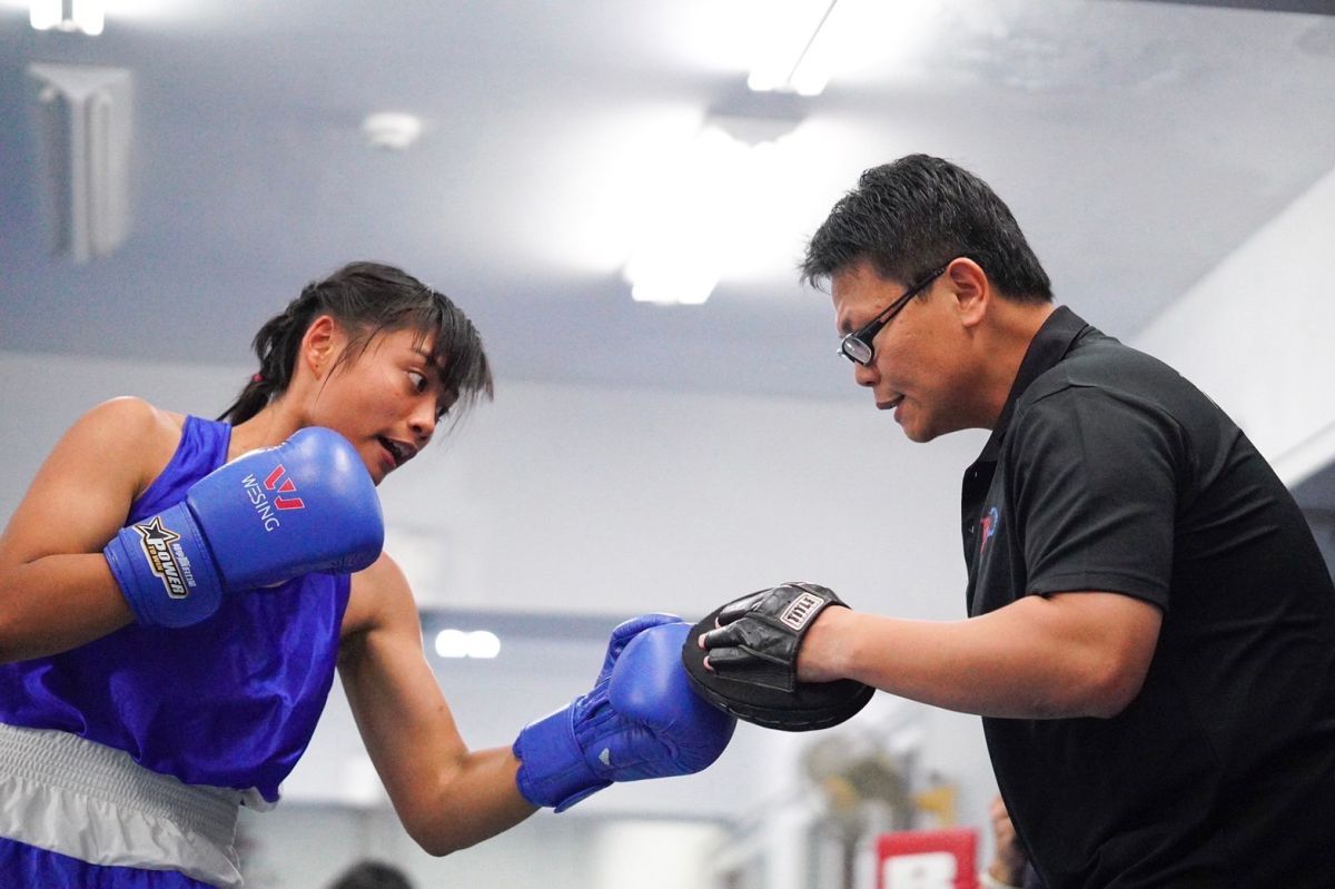 ▲榮獲110學年度全國中等學校運動會的李敏同學（左1），與教練的練習照。（圖／移民署提供）