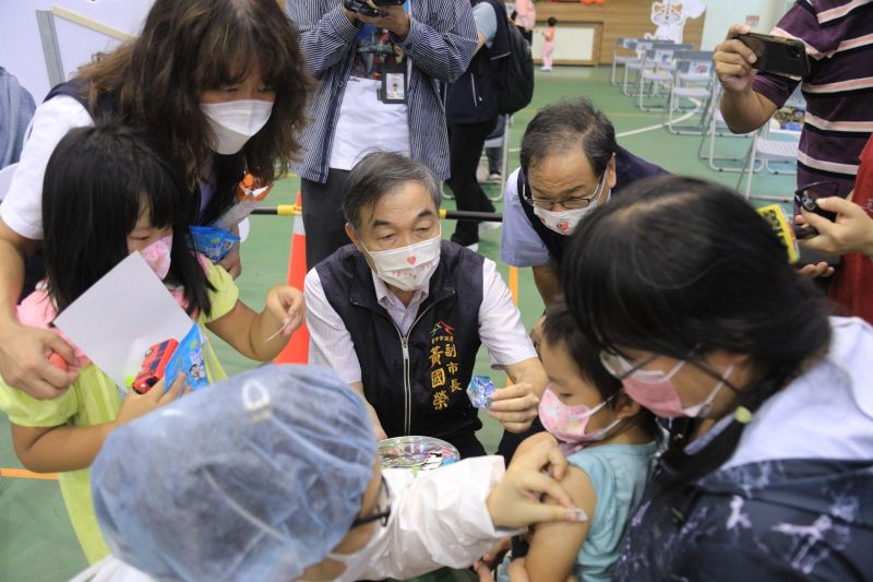 中市嬰幼兒疫苗快打站開打　現場友善親子措施
