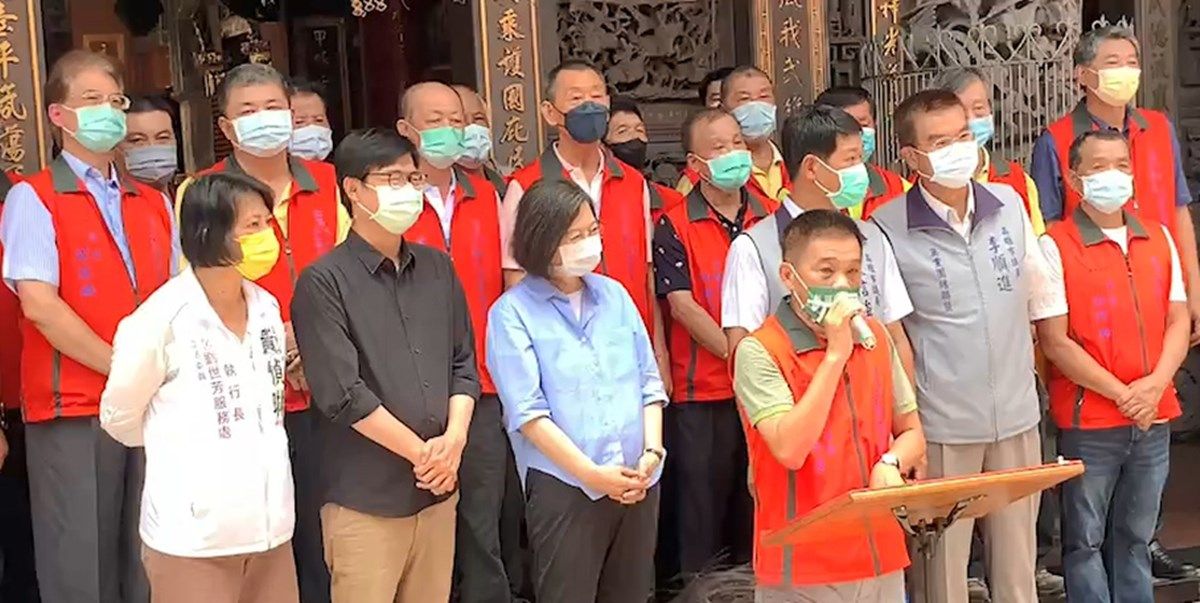 ▲總統蔡英文今（22）日和高雄市長陳其邁等人到右昌元帥府參香並揭匾，無黨籍議員陳善慧等人表態支持陳其邁連任。（圖／翻攝畫面）