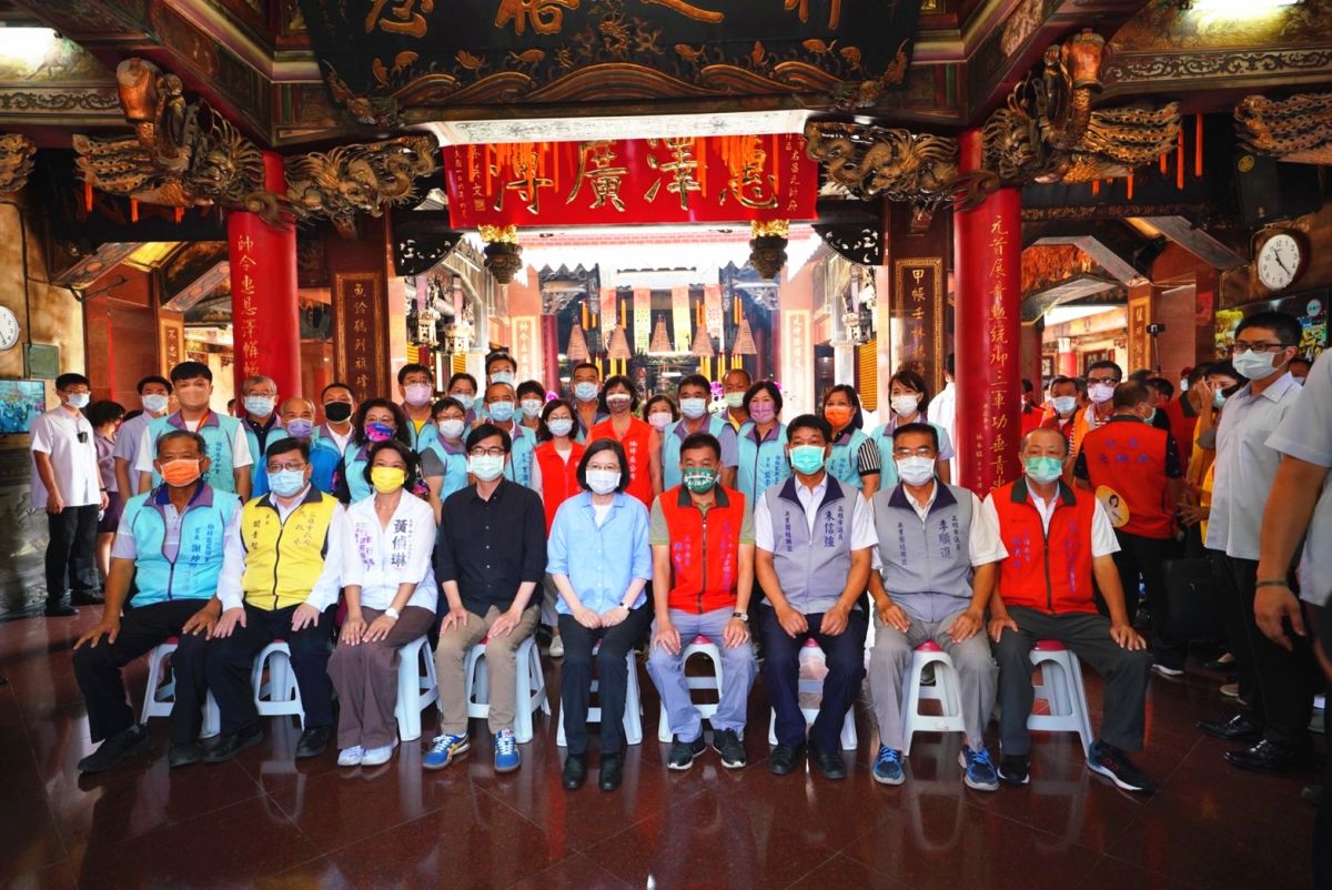▲總統蔡英文今（22）日和高雄市長陳其邁等人到右昌元帥府參香並揭匾。（圖／翻攝畫面）