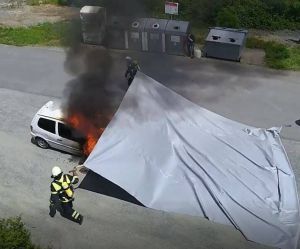 ▲南市消防局針對電動車火災，採購滅火毯做為第一線滅火工具。（圖／台南市消防局提供）