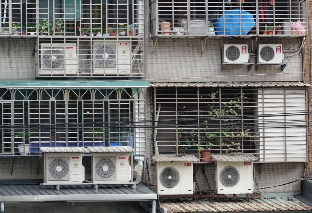 ▲全台高溫籠罩，尖峰用電連續兩天達4030萬瓩刷新高；根據台電官網，今天截至下午1時30分左右，用電量攀至4058.2萬瓩，再創歷史用電新高紀錄，所幸歲修機組已回歸，且光電大軍貢獻占比逾12%，讓供電燈號得以維持綠燈。（圖／中央社）