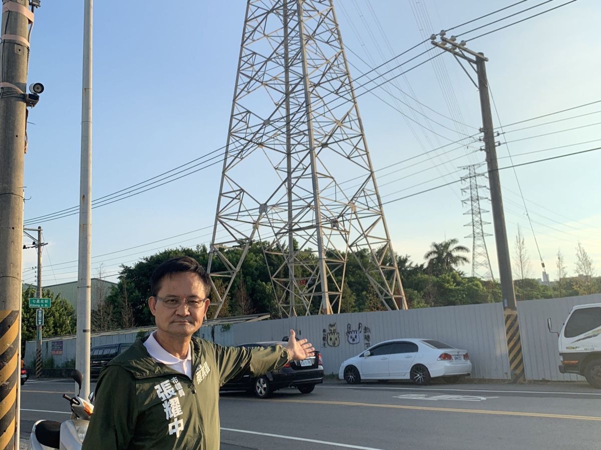 ▲議員張耀中指出，「文中 52」周圍巨型高壓電塔，對於學童健康是否產生不良影響同樣令人擔憂(圖／柳榮俊攝2022.7.22)