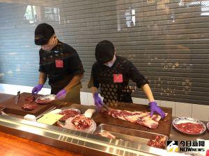 ▲「溫十八」的溫體牛肉，是每天用18°C冷藏專車，從台南將最新鮮的溫體牛肉直送台中。（圖／記者金武鳳攝，2022.7.22)