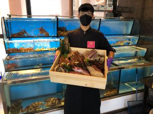 巴結老爸吃火鍋是選項 「溫十八」破例88折歡慶父親節 ▲頂級海鮮食材也是溫十八另一強項。一走入店裡,入目是整排海鮮水族箱,蓄養的全是來自國內外產地新鮮直送的生猛海鮮,(圖/記者金武鳳攝,2022.7.21)