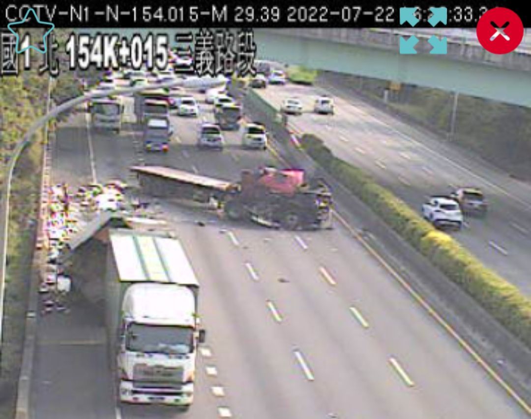 ▲國1北上154公里處三義路段，今（22）日稍早發生嚴重車禍，疑似有2大貨車相撞，全線封閉中。（圖／民眾提供）