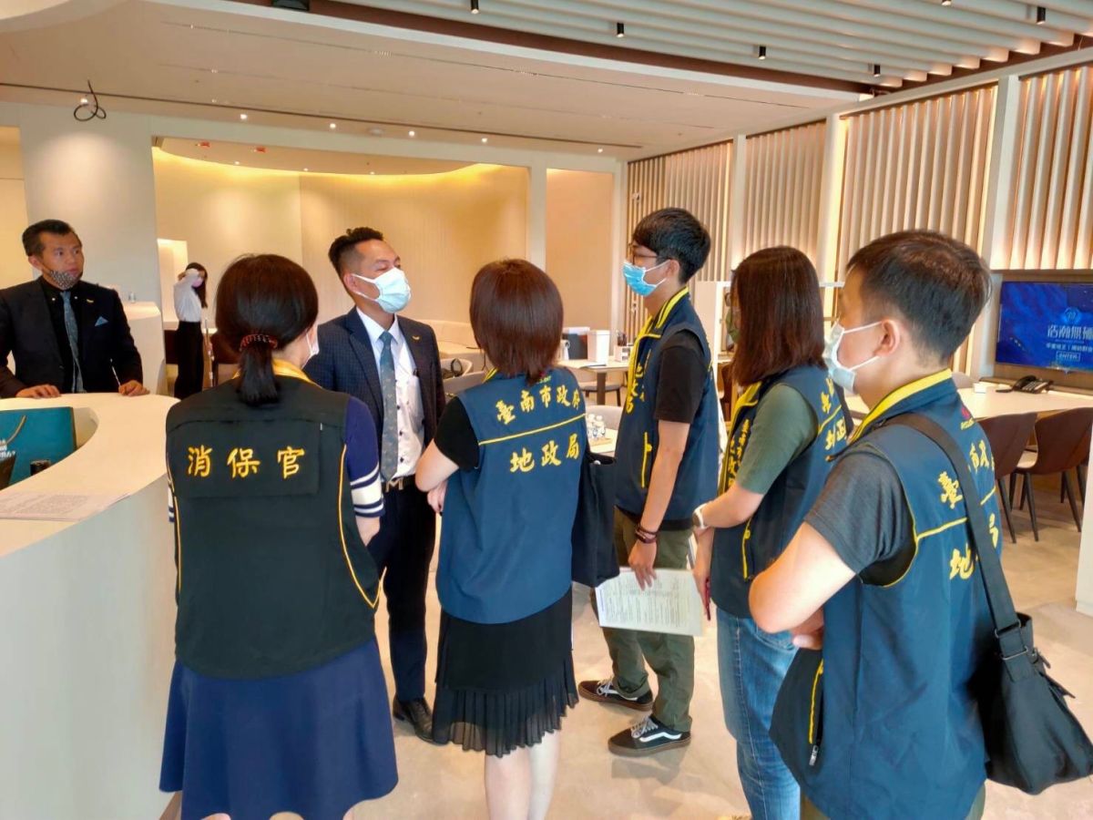 ▲台南市地政局日前約集消保官至某建案銷售中心，聯合稽查高房價哄抬一事（圖／台南地政局提供）
