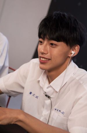 報導 ▲文廷為了《新楓之谷》直播特別穿上訂製的高中制服。(圖/記者朱永強攝)