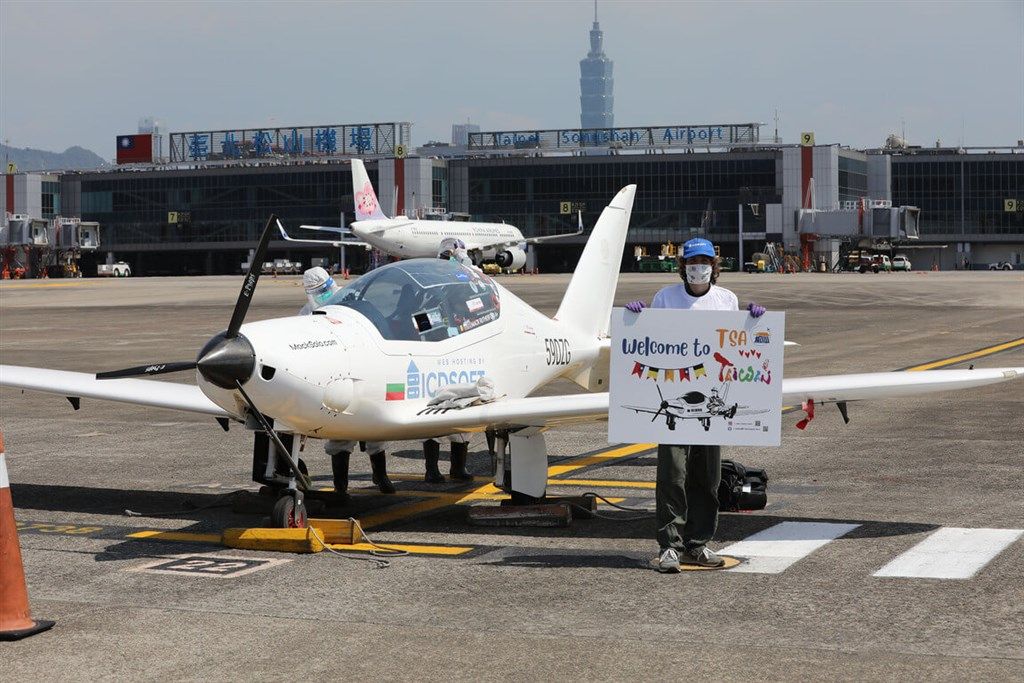 ▲16歲比利時少年麥克．羅瑟福德（Mack Rutherford），挑戰獨駕飛機環球最年輕飛行員紀錄，今天下午1時58分飛抵松山機場。（圖／民航局提供）