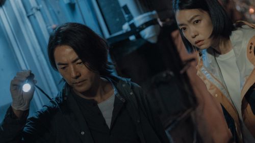 ▲鄭伊健（左）、李霈瑜在《百萬人推理》調查懸案。（圖／百聿數碼提供）