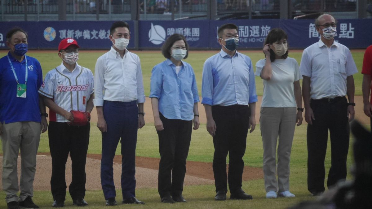 ▲新竹球場重啟請來蔡英文總統（中）觀戰，但斥資12億元重建的新竹棒球場，才打兩場就因為球場硬體疏失而停止使用。（圖／吳政紘攝）