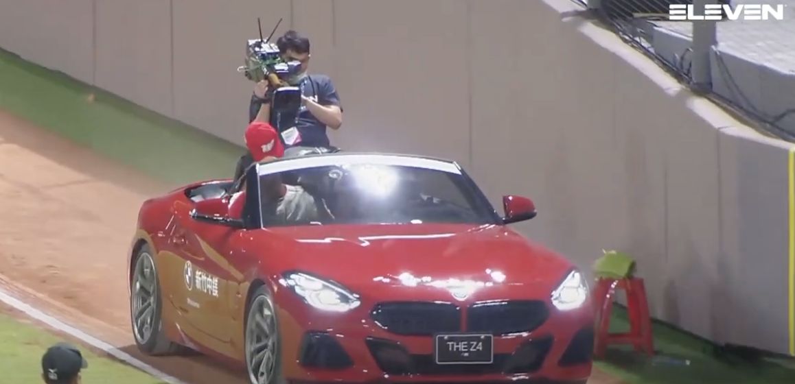 ▲味全龍林逸達搭百萬名車上場。（圖／ELEVEN Sports)