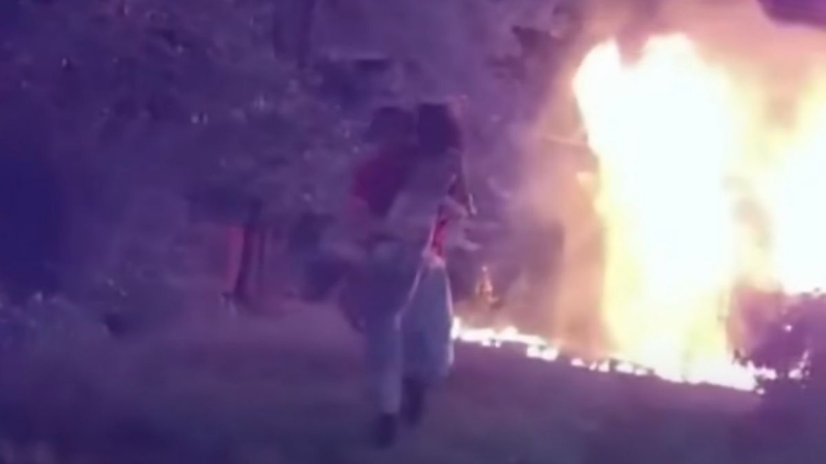 ▲美國一名披薩外送員衝進火場救人，最終順利救了5位孩子平安無事，自己則嗆傷送醫，成為網友們口中的英雄。（圖／B.C.&Lowy YouTube）