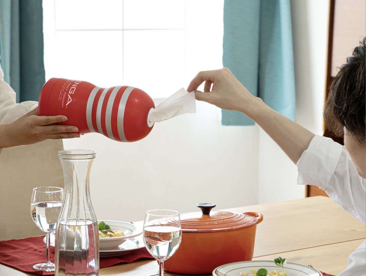 ▲Tenga除了太空杯賣得好之外，周邊產品也往潮流、送禮市場邁進，圖為紅色經典杯衛生紙盒。(圖／翻攝官網)