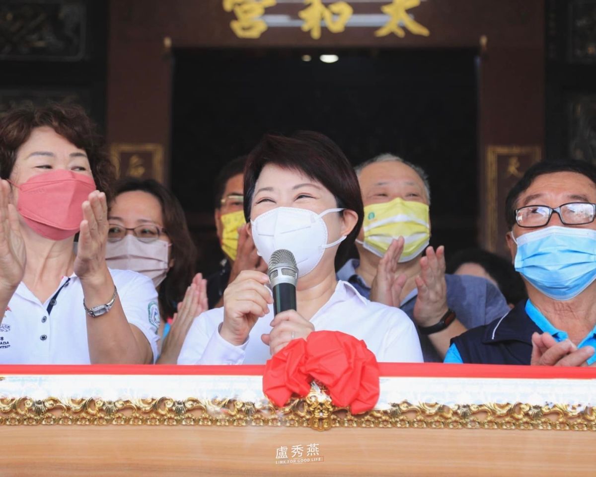 ▲一名無業男子日前在網紅的直播中，揚言要槍殺台中市長盧秀燕。圖為盧秀燕到廟宇送匾。（圖／盧秀燕臉書，2022.07.23）