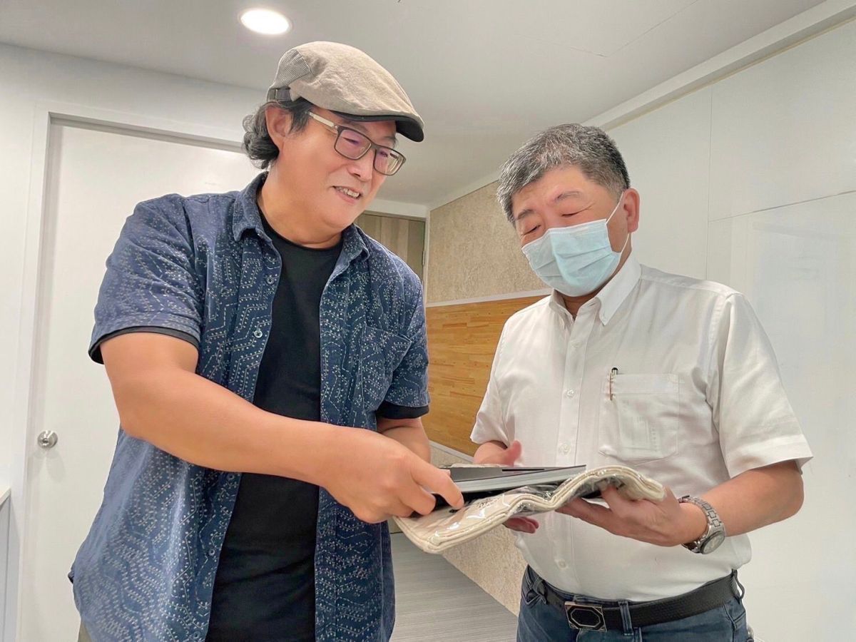 ▲陳時中向姚文智請益。（圖／翻攝自陳時中臉書）