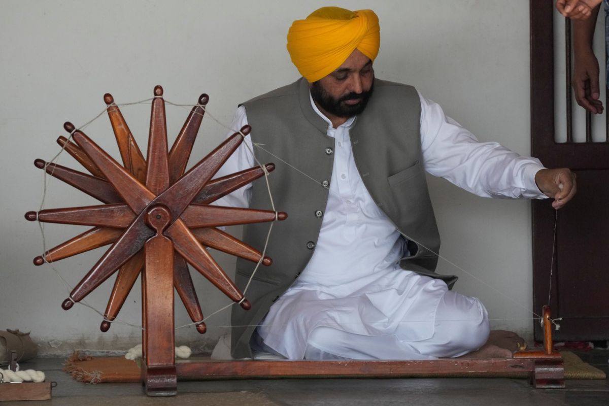 ▲印度旁遮普省首席部長曼恩（Bhagwant Mann）17日出席卡利貝恩聖河（Kali Bein）整治22週年紀念生飲一杯河水，不料兩天後就因嚴重胃痛緊急搭機送往首都新德里的醫院。資料照。（圖／美聯社／達志影像）
