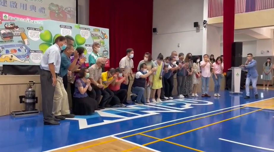 ▲國民黨籍議員周勝考跪謝侯友宜，引發譁然。（圖／翻攝自何博文臉書）