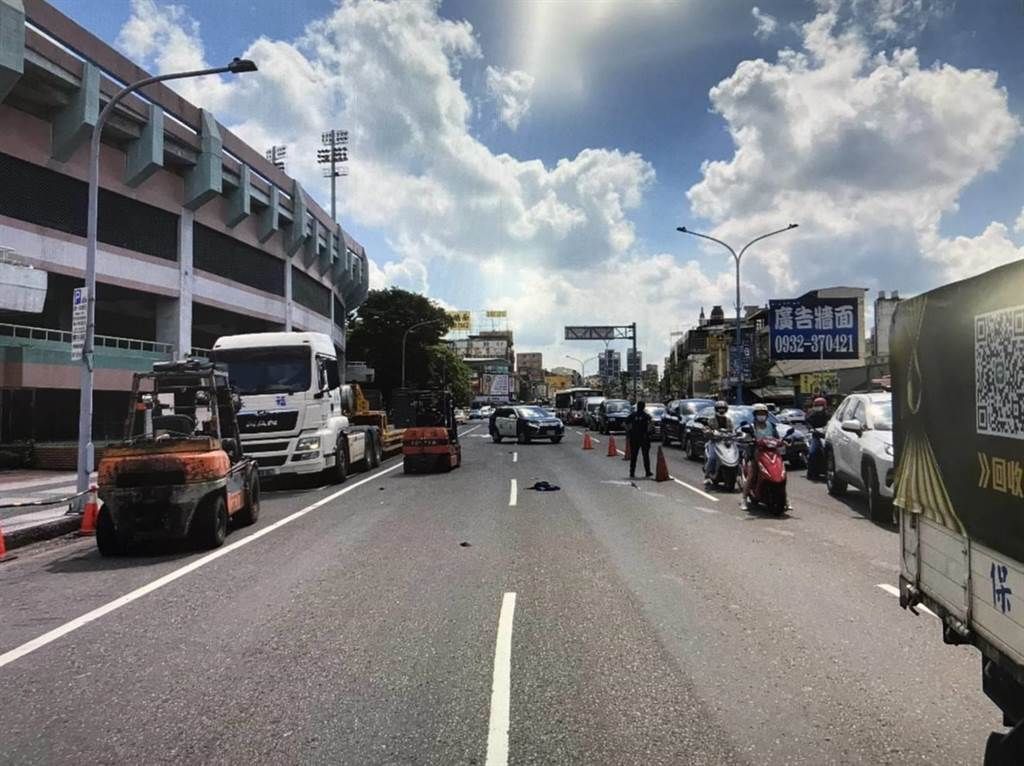 ▲桃園市一名簡姓男子，日前騎車意外撞上堆高機的牙叉，導致其頸部遭到割破，送醫不治。（圖／翻攝畫面）