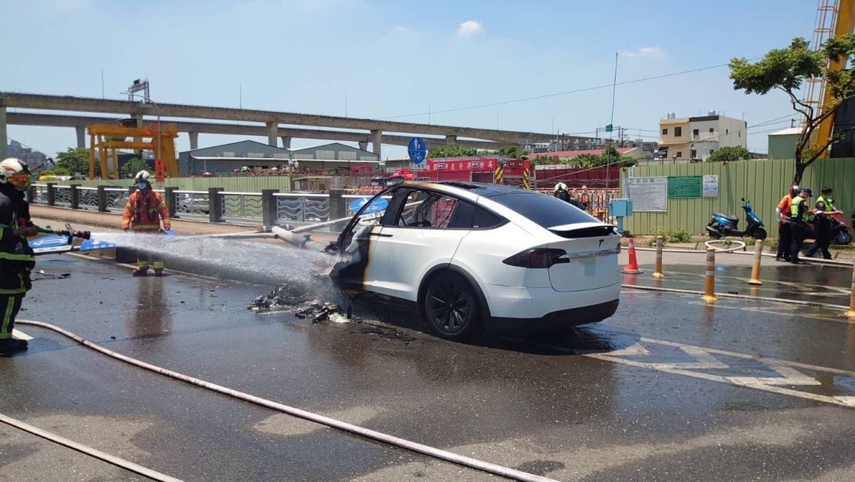 ▲林志穎開特斯拉載兒子在桃園自撞分隔島，被路過的熱心民眾救出。（圖／記者李春台翻攝）
