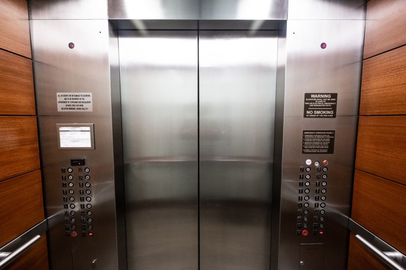 ▲塔羅牌艾菲爾老師分享一項「電梯站位」心理測驗，要來測你的細心程度和不為人知的秘密。（示意圖／取自unsplash）