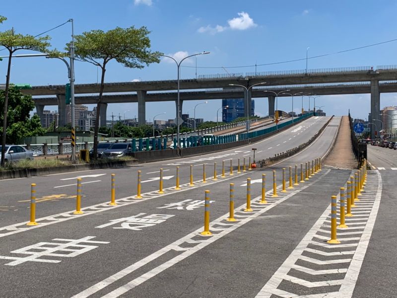 亡羊補牢!桃市交通局緊急加裝7根防撞桿